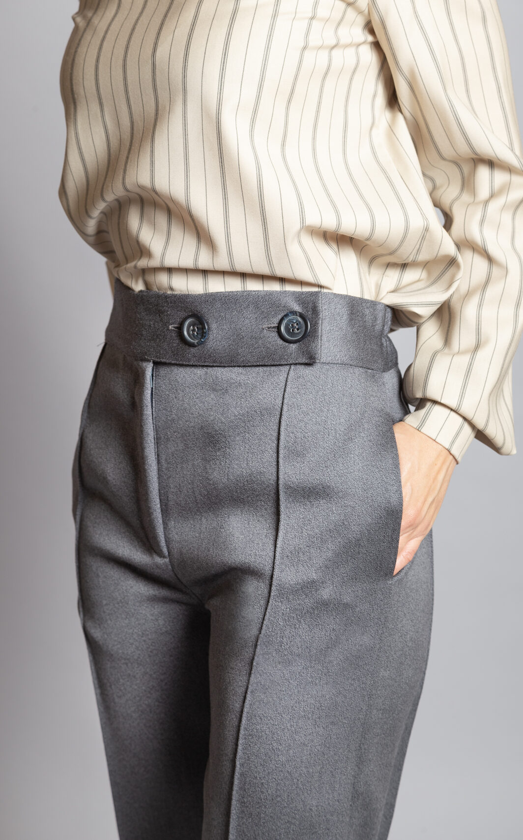 beclò atelier made in italy panatloni lana grigio bottoni asimmetrico chicago